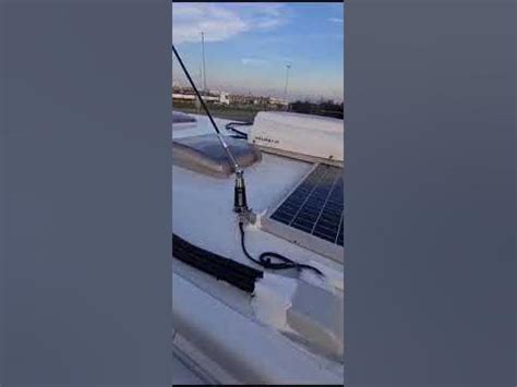 Installazione antenna bibanda su vetro di un'auto