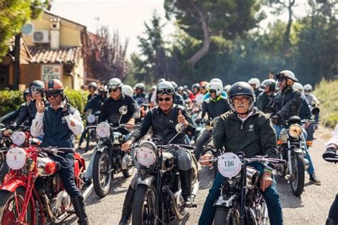 Motociclista Benelli in viaggio tra i paesaggi marchigiani