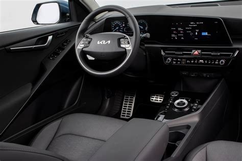 Interno Kia Stinger con quadro strumenti digitale e schermo infotainment