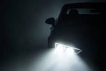 Volkswagen Touran in condizioni di nebbia con fari fendinebbia accesi