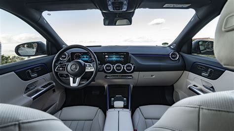 Interni Mercedes-Benz GLA con doppio schermo