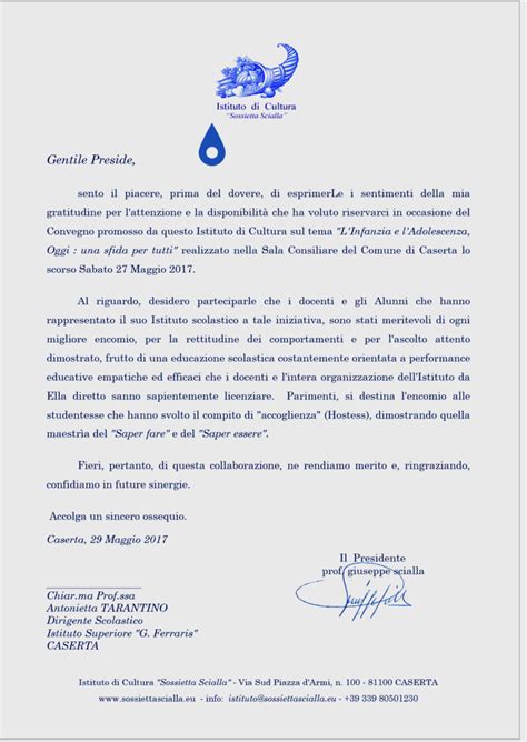 Persona che scrive una lettera di ringraziamento