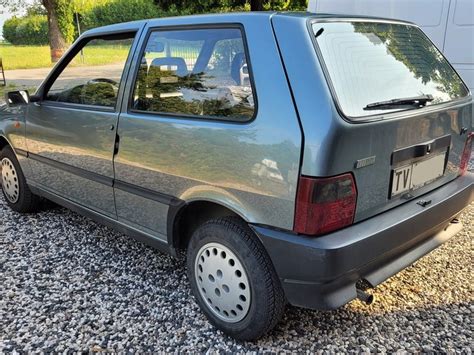 Veduta frontale di una Fiat Uno 45 classica in un contesto urbano