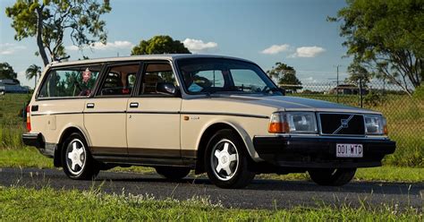 Volvo 240 Turbo in colore bordeaux metallizzato