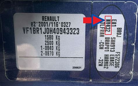 Dettaglio di una targhetta identificativa Volvo con codice colore