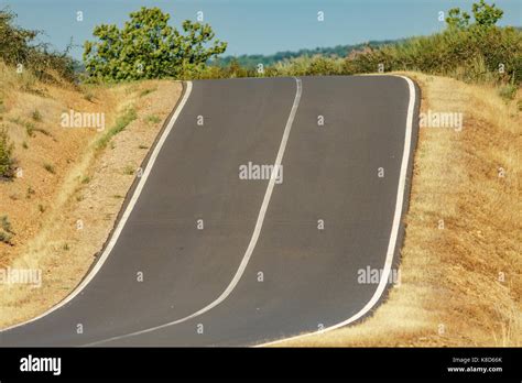 Vista aerea di una strada con una leggera pendenza laterale