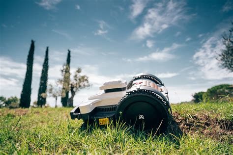 Robot rasaerba Ambrogio Quad Elite 4WD su una pendenza