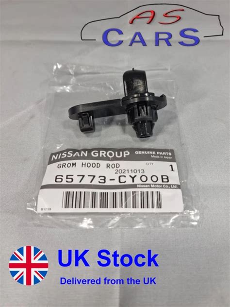 Dettaglio gommino cofano Nissan Qashqai