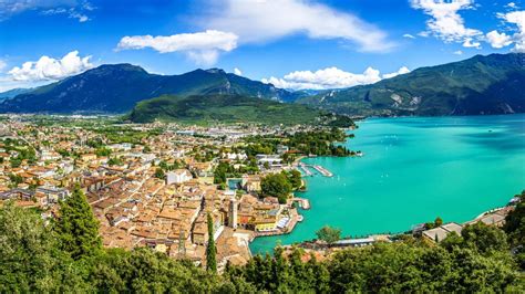 Panoramica di Riva del Garda e aree parcheggio