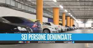Garage del traghetto con auto parcheggiate