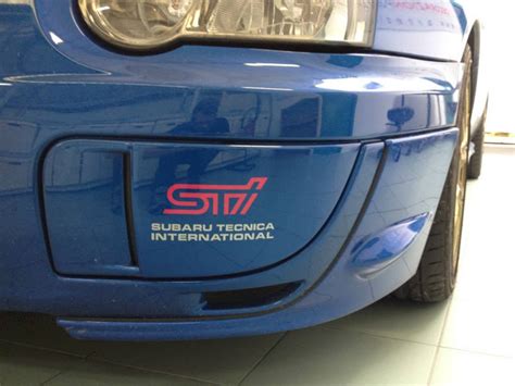 Subaru Impreza STI con adesivi personalizzati