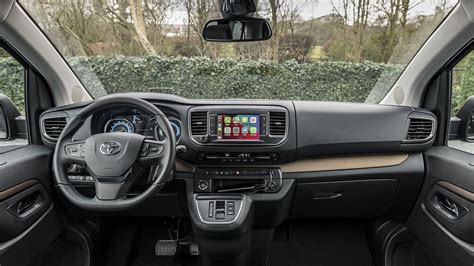 Toyota Proace interno con schermo infotainment