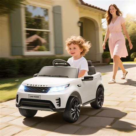 Land Rover Discovery elettrica bianca per bambini in un parco
