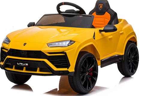 Un genitore che controlla una macchinina elettrica per bambini tramite telecomando