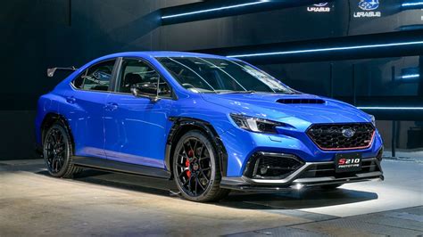 Subaru WRX STI in curva con nuvole di fumo