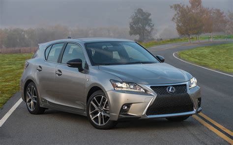 Lexus CT 200h in autostrada