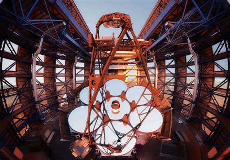 Concetto artistico dell'Einstein Telescope in costruzione