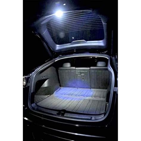 Luce interna del bagagliaio di un'automobile
