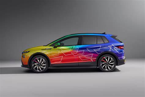 Dettaglio del design del Škoda Elroq Respectline con illuminazione a LED arcobaleno