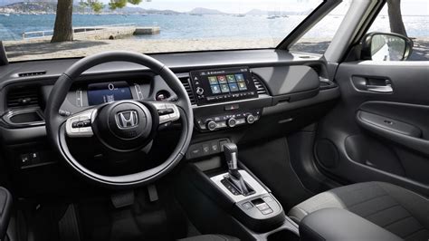 Interni della Honda Jazz con evidenza degli airbag laterali e del bracciolo centrale rialzato