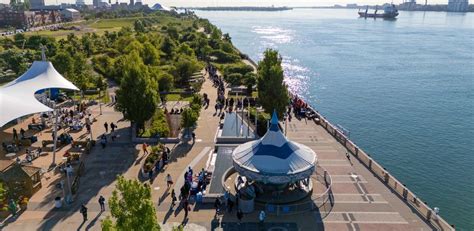 Riverfront di Detroit al tramonto