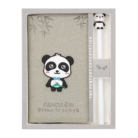 illustrazione di primo piano di un diario con copertina rigida e tema panda