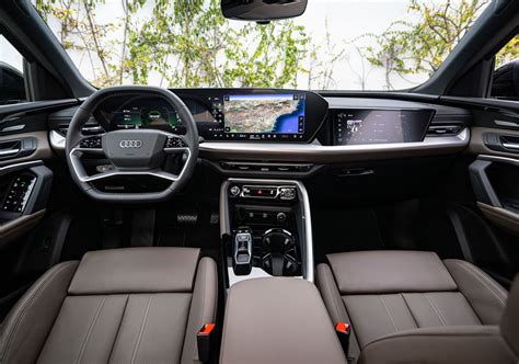 Interni Audi SQ5 TDI con display MMI e sedili sportivi