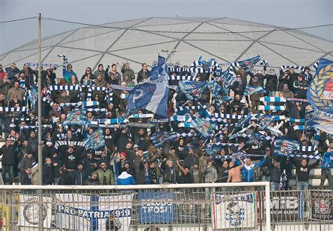 Tifosi della Pro Patria esultano