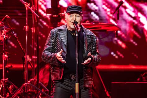 Immagine stilizzata di un palco rock con Vasco Rossi