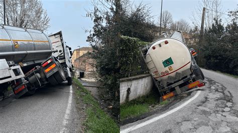 Camion cisterna in strada