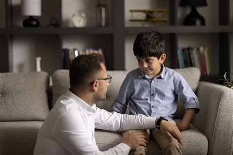 Genitore che parla con il figlio, evitando punizioni fisiche