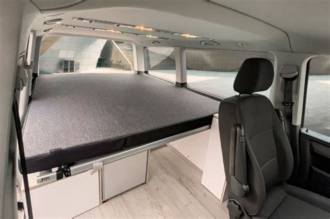 Interno di un VW T6 con modulo camper Good Life Vans