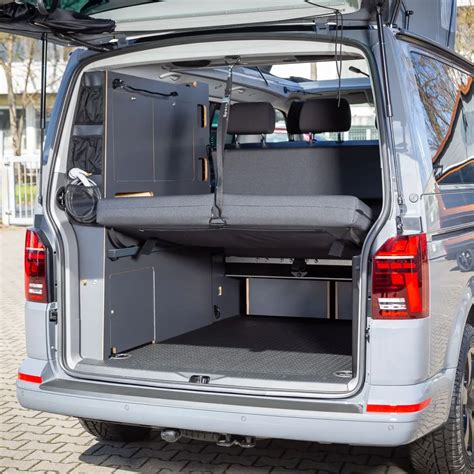 Cucina interna di un camper VW T6