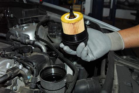 Motore di una Kia Sportage con indicazione del filtro olio