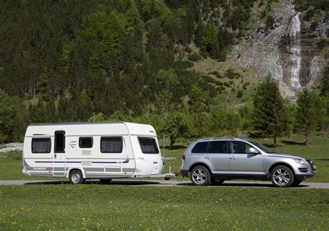 Treno stradale con auto e roulotte in viaggio