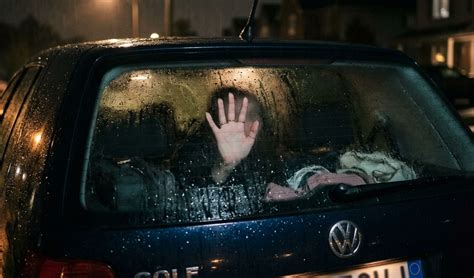 Una donna chiusa nel bagagliaio di un'auto