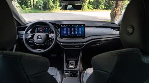 Panoramica del display centrale Skoda Octavia con informazioni di manutenzione