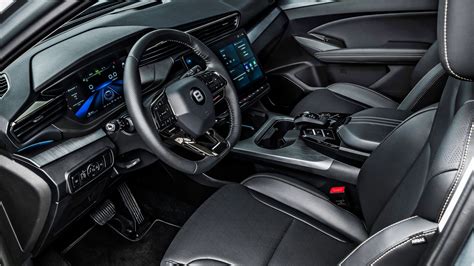 Interni di un SUV DR con schermo touchscreen centrale e volante multifunzione