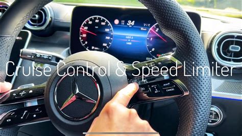 Volante multifunzione di un'auto moderna con icone per Cruise Control e Speed Limiter