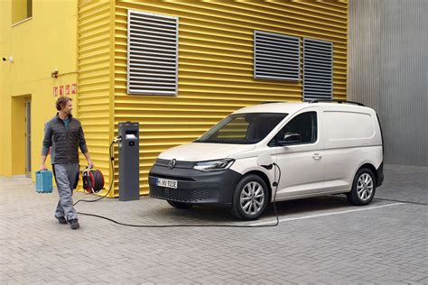 Volkswagen Caddy eHybrid in un contesto urbano