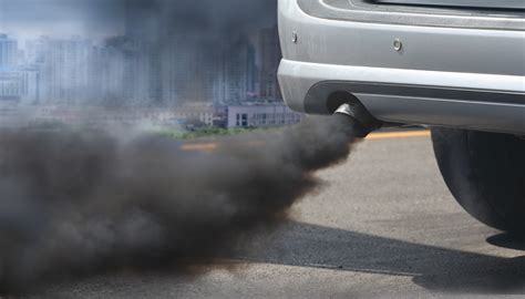 Motore diesel con fumo nero dallo scarico