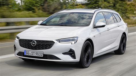 Opel Insignia Sports Tourer vista di tre quarti anteriore