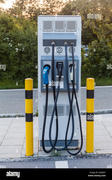 Veicolo elettrico in carica presso una wallbox