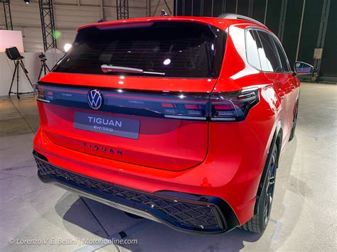 Vista frontale della Volkswagen Tiguan che evidenzia il design moderno