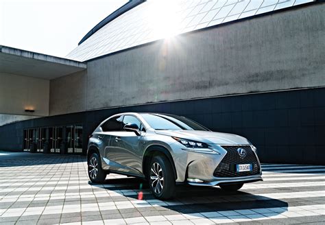Lexus NX design esterno con calandra a clessidra