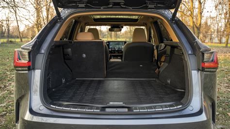 Bagagliaio Lexus NX con doppiofondo