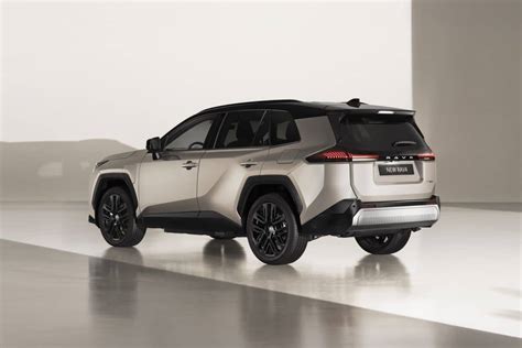 Interno di una Toyota RAV4 con smartphone collegato al sistema multimediale