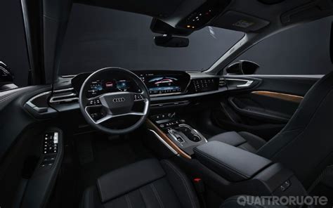 Interni di un'Audi A4 Avant con sistema di infotainment
