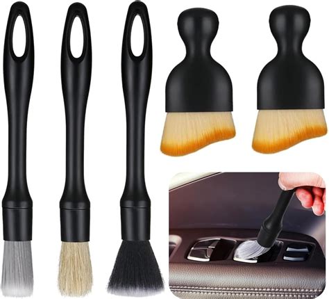 Diversi tipi di panni in microfibra e pennelli per la pulizia degli interni auto