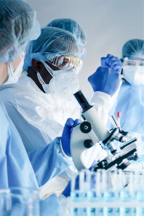 Team di ricerca che collabora in un laboratorio